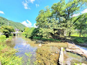 ～緑豊かな山々と田畑の風景、清流「高野川」まで歩いてすぐの贅沢なロケーション～