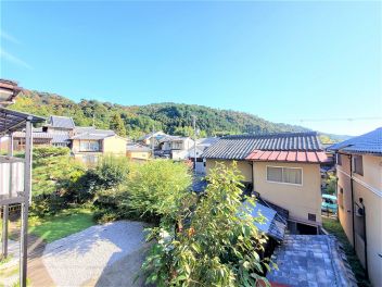 ～銀閣寺から歩いてすぐの稀少ロケーション～東山を望む閑静な住宅地に住まう。