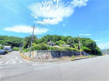 ～『城壁』を彷彿とさせる荘厳な屋敷構え、日本家屋の意匠と空間美が光る邸宅～